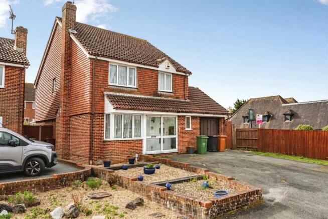 4 bed property, in Cleveland Close, £400,000