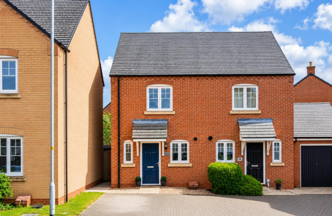 2 bed property, in Cottesbrooke Way, £240,000