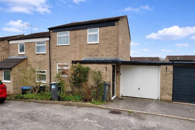 2 bed property, in Riber View Close, £190,000