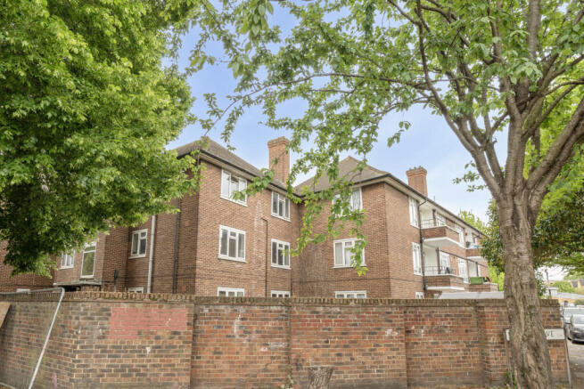 1 bed property, in Wren Close, £245,000
