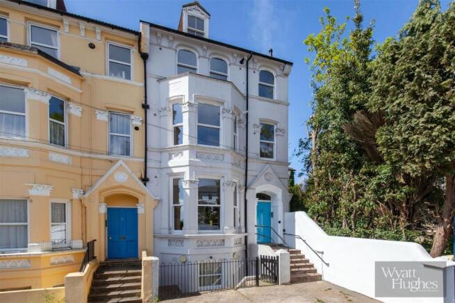 6 bed property, in Carisbrooke Road, £550,000