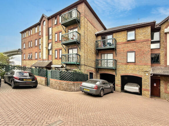 2 bed property, in Spitfire Court, £145,000