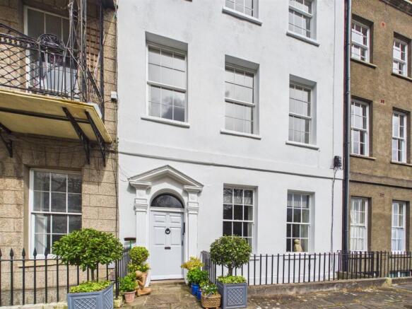 2 bed property, in Richmond Terrace, £290,000