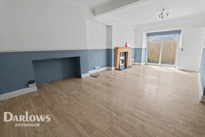 2 bed property, in Oak Street, £110,000