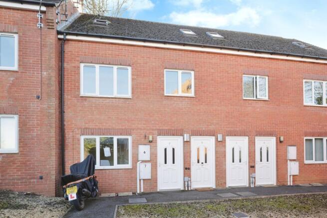 1 bed property, in Lowercroft, £90,000