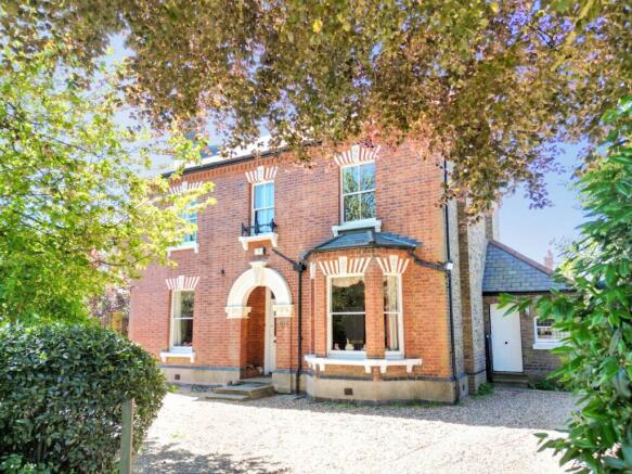 6 bed property, in Eastern Avenue, £1,100,000