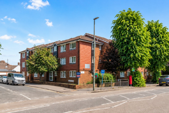 1 bed property, in Rosefield Road, £135,000