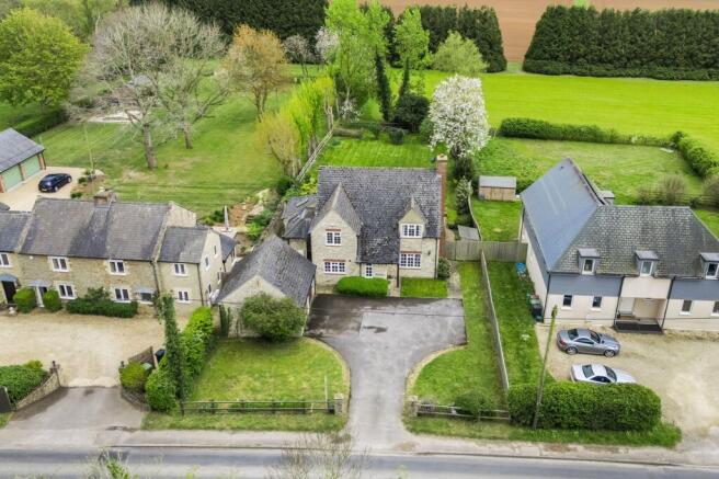 4 bed property, in Kingston Road, £900,000