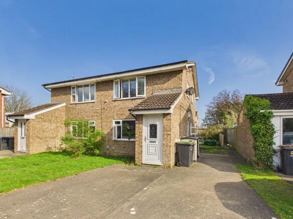 1 bed property, in Beaumont Close, £65,000