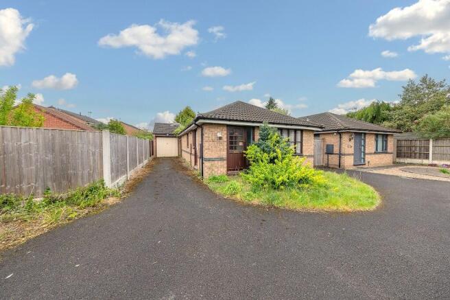 2 bed property, in Murden Way, £120,000
