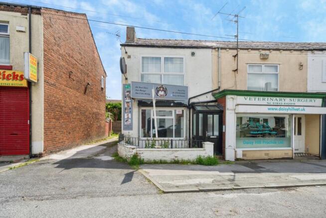 1 bed property, in Leigh Road, £150,000