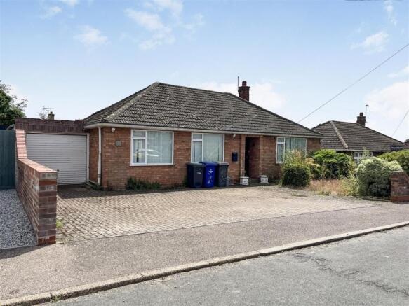 3 bed property, in Warren Close, £250,000