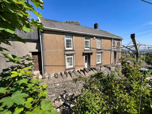 4 bed property, in West Caerllan, £275,000