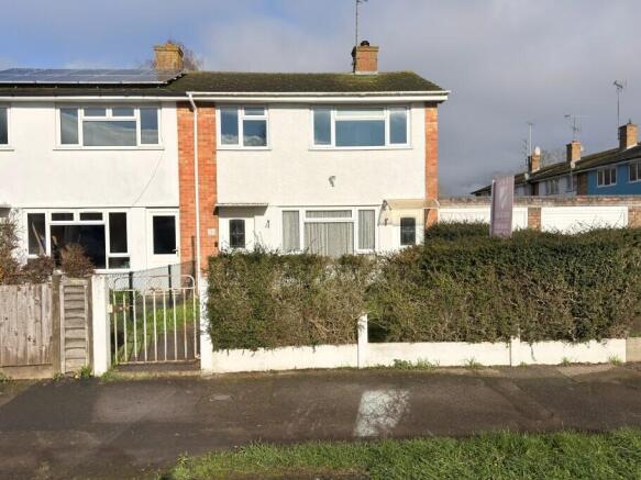 3 bed property, in Bruce Road, £355,000