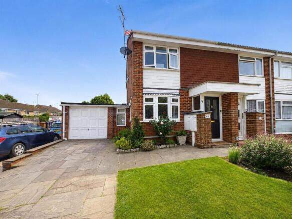 2 bed property, in Orchard Way, £425,000