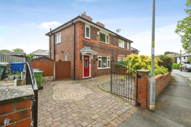 2 bed property, in Redwood Avenue, £185,000