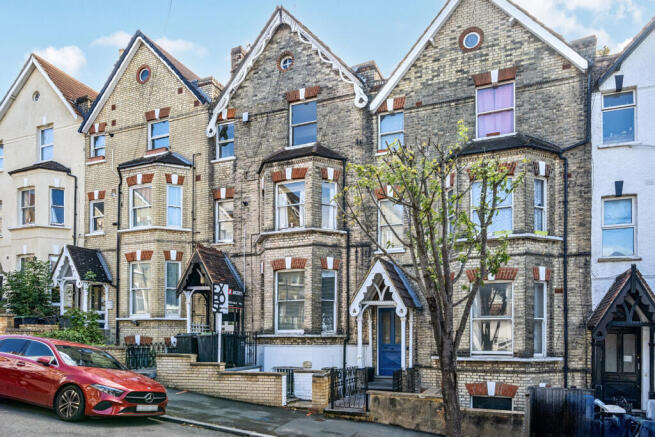1 bed property, in Essex Grove, £300,000