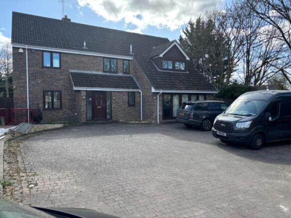 5 bed property, in Gilberts Mead Close, £775,000
