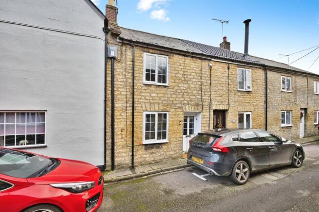 2 bed property, in Court Barton, £190,000