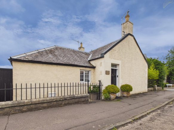 2 bed property, in 151 Carnethie Street, £300,000