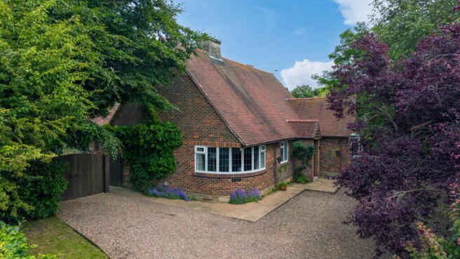 4 bed property, in Cornerways, £575,000
