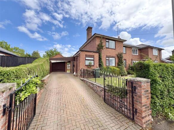 3 bed property, in Rose Gardens, £260,000