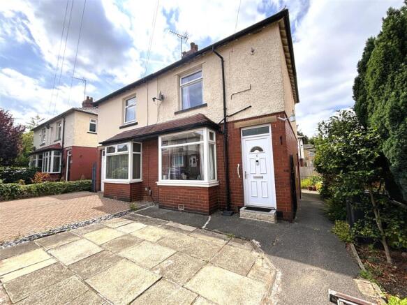 2 bed property, in Robertson Avenue, £180,000