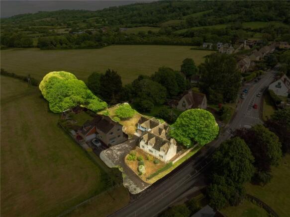 4 bed property, in Stroud Road, £300,000