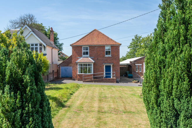 4 bed property, in Station Road, £450,000