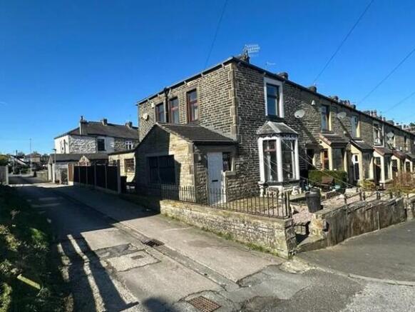 3 bed property, in Rosehill Road, £100,000