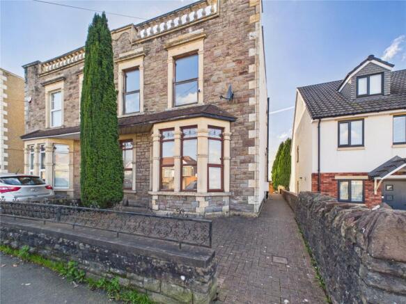 5 bed property, in Birchwood Road, £325,000