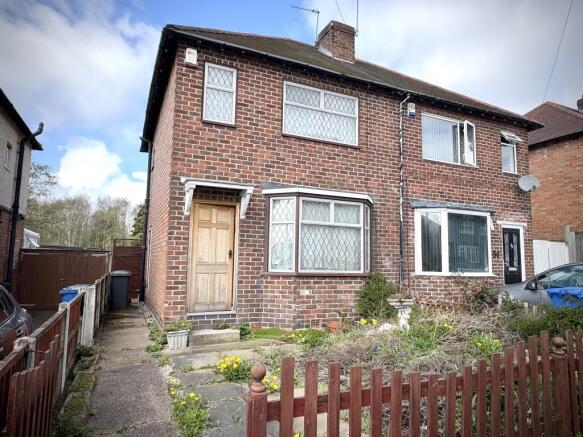 2 bed property, in 52 Oaklands Avenue, £105,000
