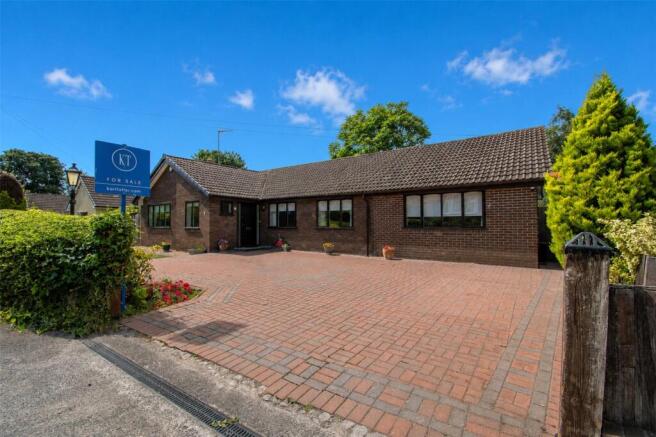 3 bed property, in Pine Way, £500,000