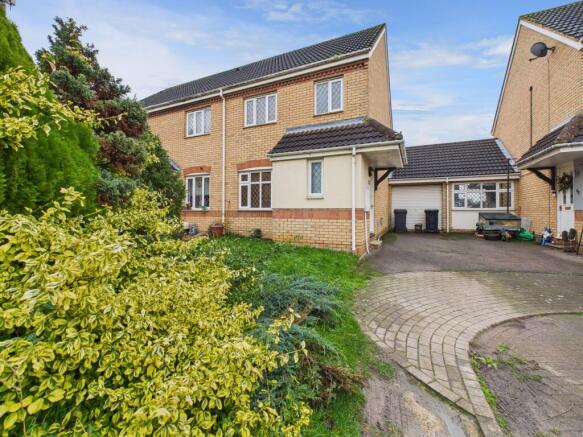 3 bed property, in Berkeley Close, £360,000