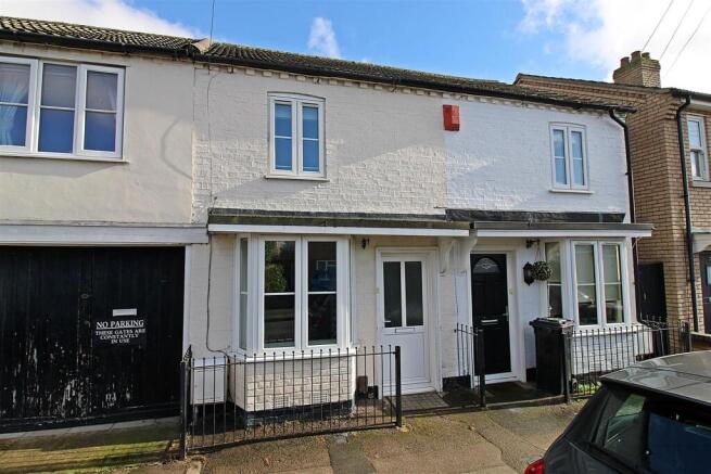 2 bed property, in Hitchin Street, £230,000