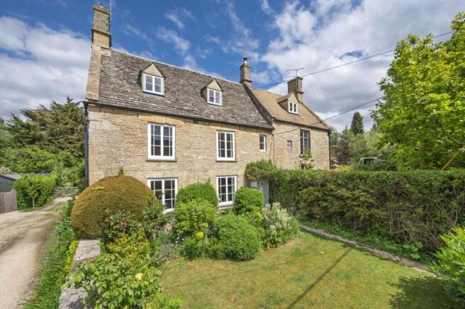 3 bed property, in Hastings Hill, £900,000
