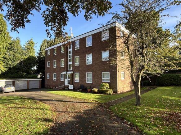 2 bed property, in Highbridge Road, £120,000
