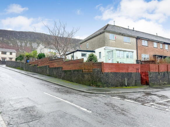 3 bed property, in Excelsior Terrace, £120,000