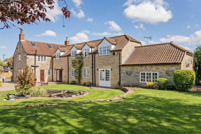 5 bed property, in Main Street, £850,000