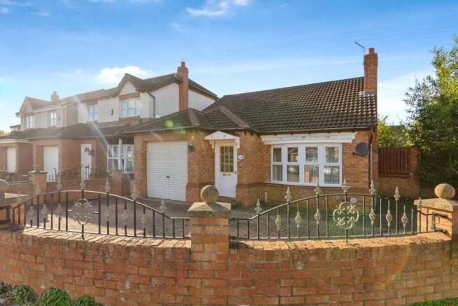 2 bed property, in Bowes Court, £155,000