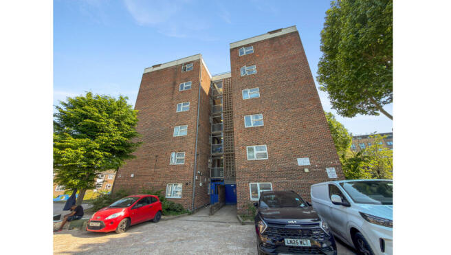 1 bed property, in 25 Fairweather Close, £135,000