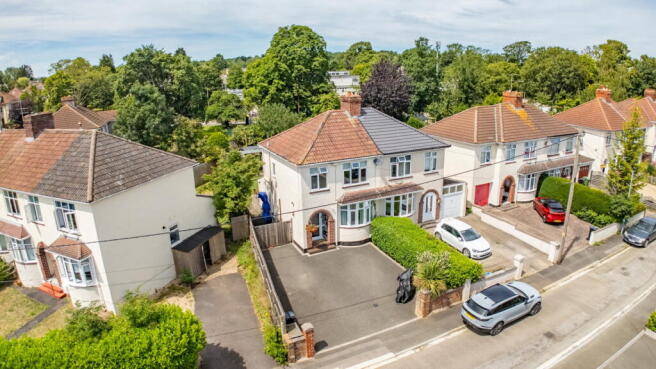 3 bed property, in Broadlands Avenue, £415,000