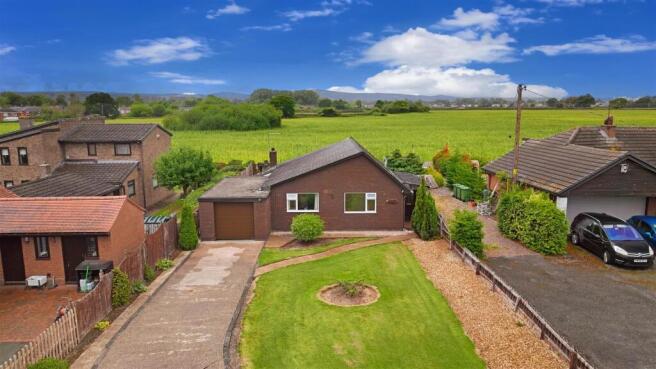 2 bed property, in Trevalyn, £280,000