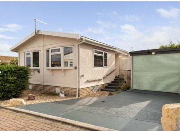 2 bed property, in Kingsmead Park, £110,000