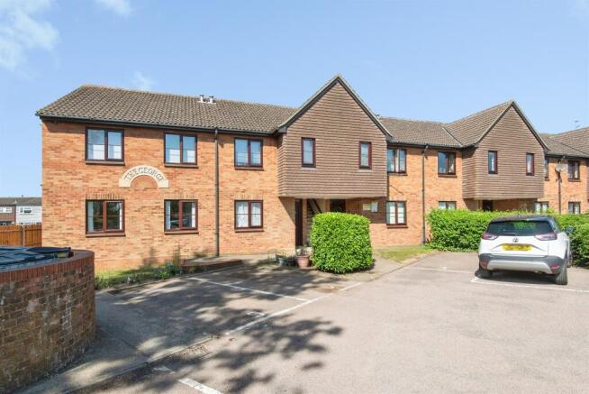 1 bed property, in Station Road, £170,000