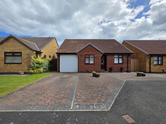 2 bed property, in Crofters Close, £235,000