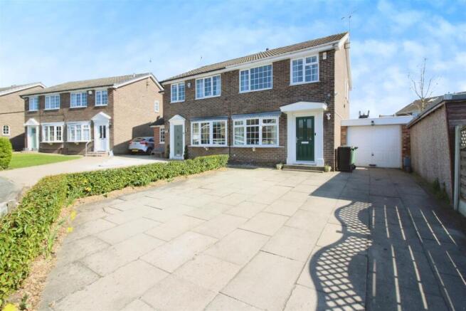 3 bed property, in Moorgate Avenue, £265,000