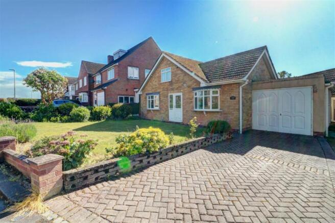 2 bed property, in Montfort Road, £325,000