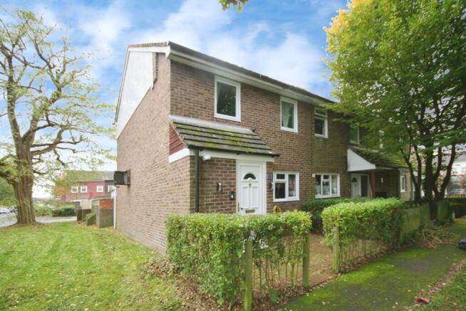 2 bed property, in Denstead Walk, £325,000