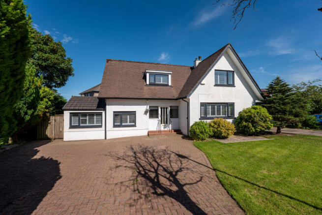 5 bed property, in Castlehill Drive, £435,000